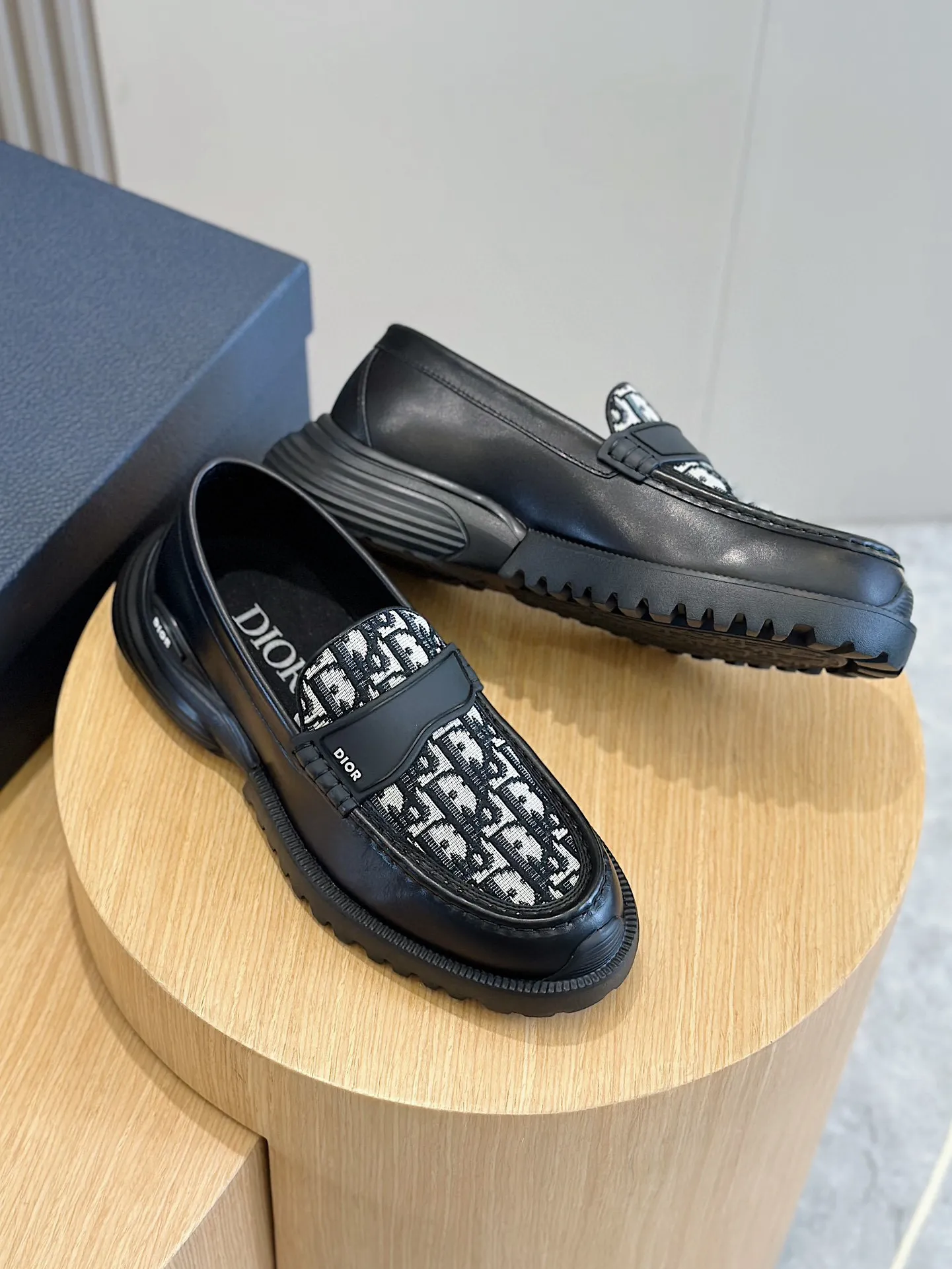 Factory price: 540💰◾️▫️Dior Combat Derby shoes are a new product in the 2024 spring men's wear series, presenting a mixed style that combines fashion design with sports elements. Crafted from black buffed calfskin leather with beige and black Oblique print panels on the sides and tongue. Designed with laces and technical zipper closure, the lightweight mixed-style sole highlights the charm of high-end customization. The Dior signature on the side enhances the style and will add a trendy touch to any look this season. Size: 39-44 (customized at 38.45)